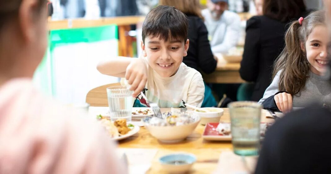 0_kids-eats-and-drinks-at-table-in-cafe-restaurant