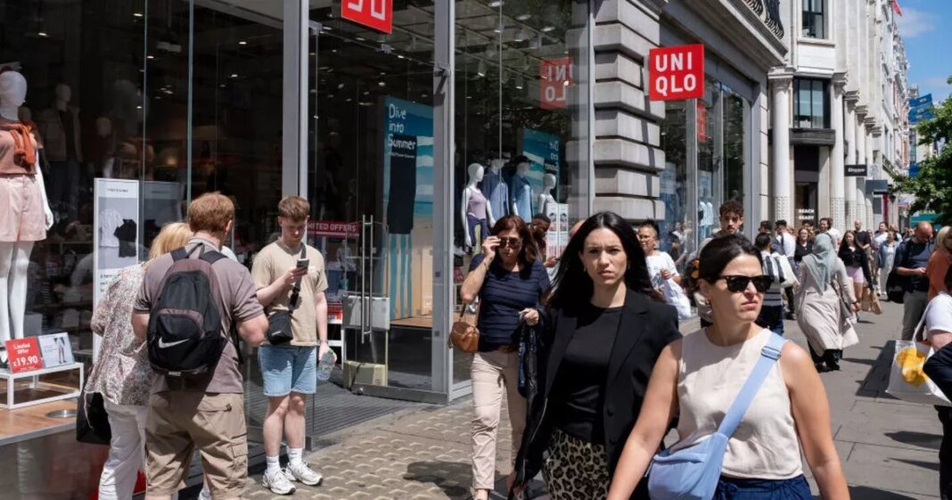 0_oxford-street-shoppers-in-london-1
